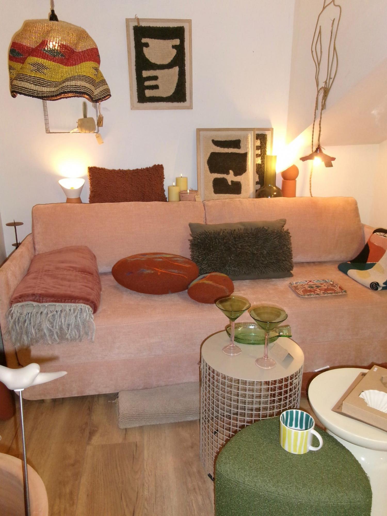 Mobilier design &agrave; la Ciotat canap&eacute; rose Sits